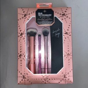 MAKEUP BRUSHES